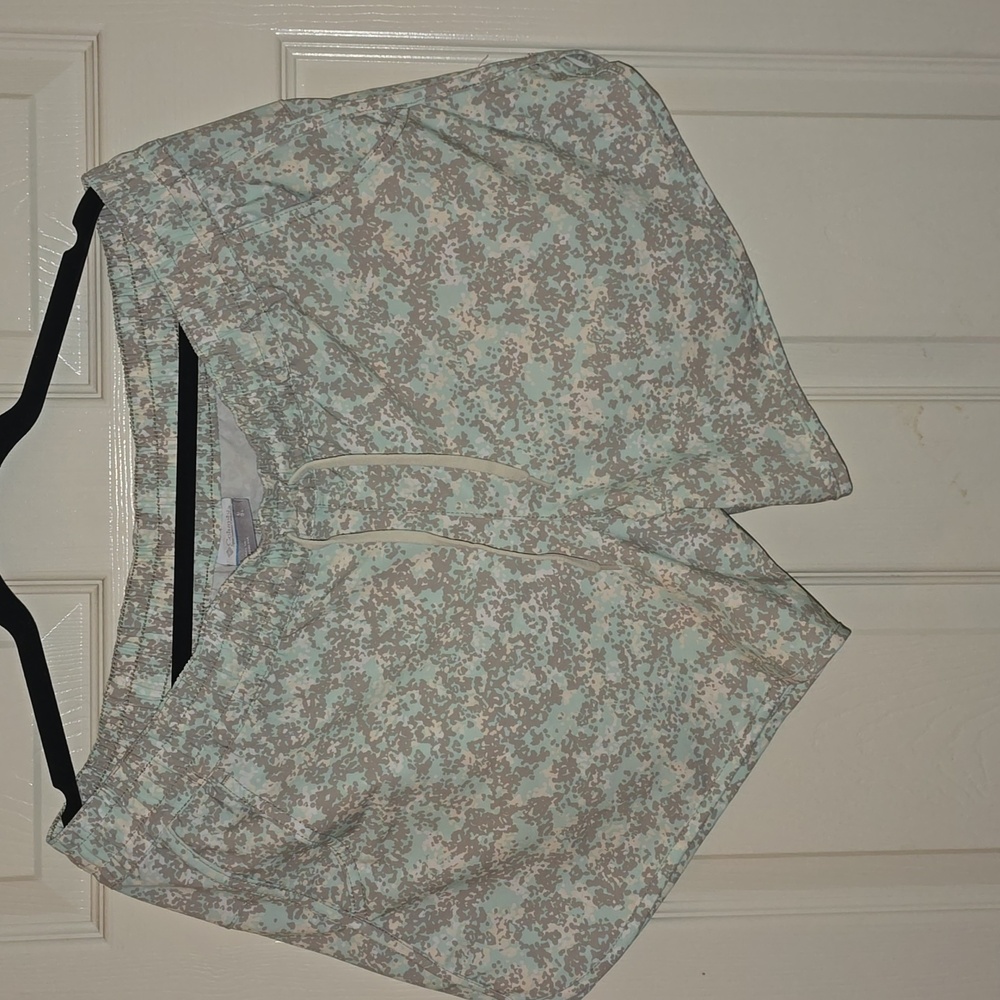 Columbia Women's Athletic Shorts - Gray and‎ Green Camo NWOT